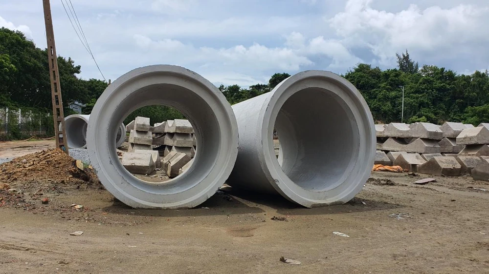 Ống cống được đưa về nhưng hiện chưa thể thi công tiếp do đường vào bị chặn. Ảnh:NK