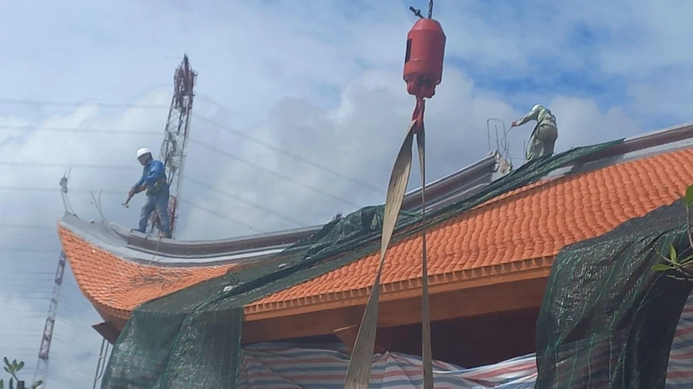 Công nhân lên mái để tháo dỡ công trình-Ảnh:CTV