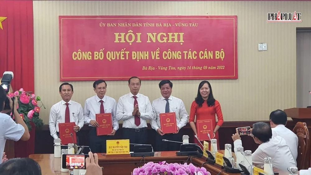 Ông Nguyễn Văn Thọ chủ tịch UBND tỉnh trao quyết định cho bốn cán bộ được điều động, bổ nhiệm. Ảnh:TK