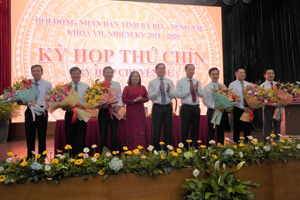 Các cán bộ được HĐND bỏ phiếu tại kỳ họp nhận hoa chúc mừng-Ảnh:ĐT