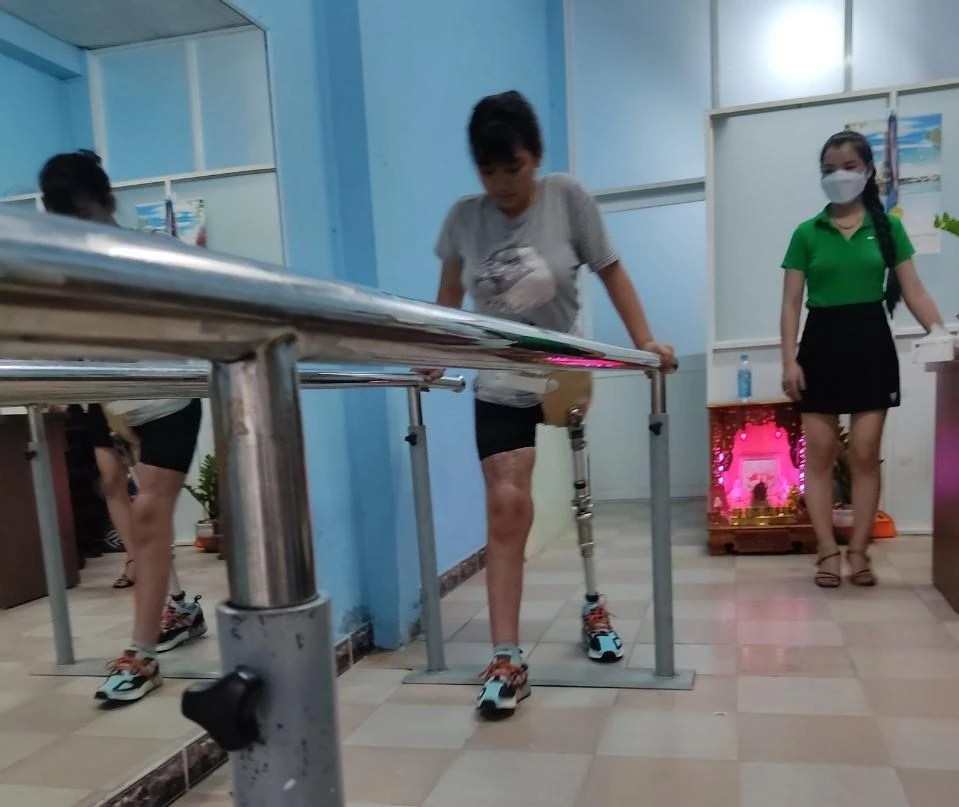 Em Hồng những ngày đầu mới tập đi sau khi lắp chân giả thời điểm tháng 5-2022. (Ảnh:Nhân vật cung cấp)