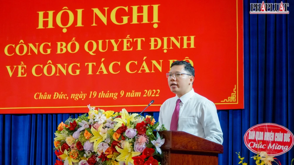 Ông Hoàng Nguyên Dinh là bí thư cấp huyện thuộc thế hệ 8X duy nhất tại tỉnh Bà Rịa-Vũng Tàu đến nay. Ảnh: ĐT Ông Hoàng Nguyên Dinh là bí thư cấp huyện thuộc thế hệ 8X duy nhất tại tỉnh Bà Rịa-Vũng Tàu đến nay. Ảnh: ĐT