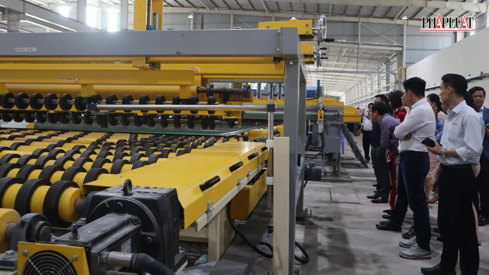 Dây chuyền sản xuất nhà máy kính nổi siêu trắng tại KCN Phú Mỹ 2, thị xã Phú Mỹ. Dây chuyền sản xuất nhà máy kính nổi siêu trắng tại KCN Phú Mỹ 2, thị xã Phú Mỹ.