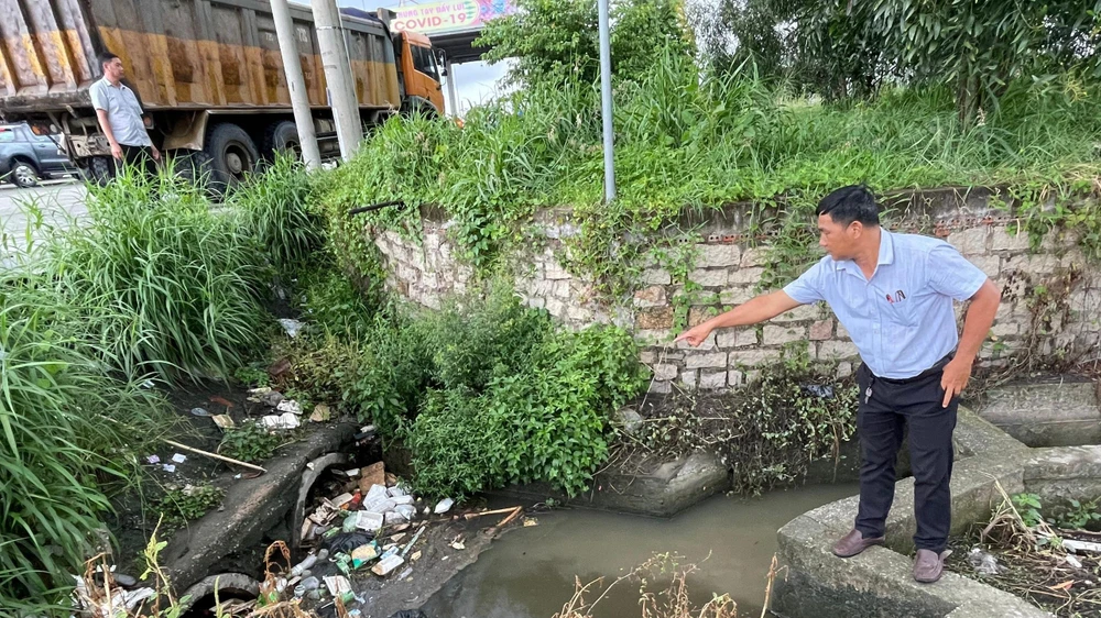 Đoàn ĐBQH tỉnh Bà Rịa-Vũng Tàu khảo sát ghi nhận hệ thống rãnh thoát nước dọc tuyến Quốc lộ 51. Ảnh:Châu Vũ