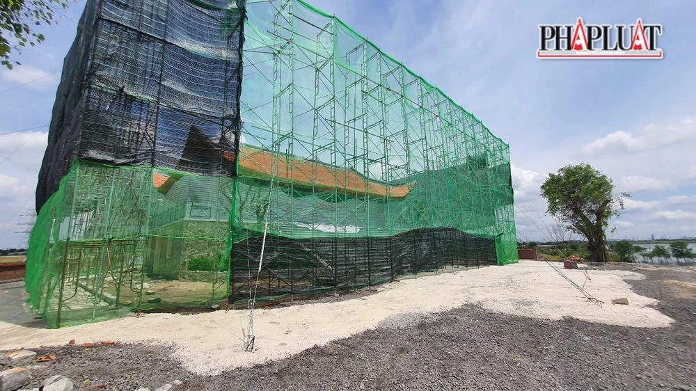 Phần mái ngói đỏ vẫn còn nguyên và xung quanh công trình không có các phương tiện cơ giới chuyên dùng để tháo dỡ như kế hoạch của công ty-Ảnh:HP