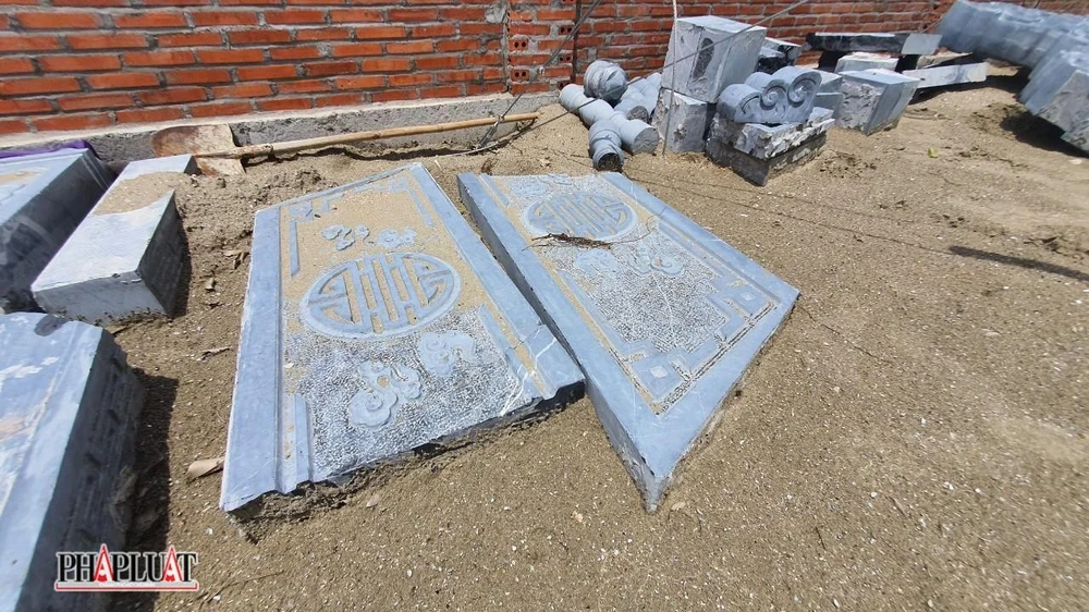 Một số bức phù điêu trên mái được đập bỏ xuống-Ảnh:HP