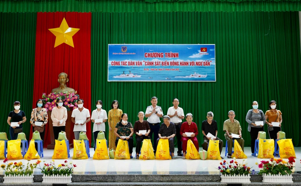 Thiếu tướng Đỗ Hồng Đó, Chính uỷ Bộ Tư lệnh Vùng Cảnh sát biển 3 cùng lãnh đạo huyện Côn Đảo trao quà cho các gia đình chính sách huyện Côn Đảo.-Ảnh:MC Thiếu tướng Đỗ Hồng Đó, Chính uỷ Bộ Tư lệnh Vùng Cảnh sát biển 3 cùng lãnh đạo huyện Côn Đảo trao quà cho các gia đình chính sách huyện Côn Đảo.-Ảnh:MC