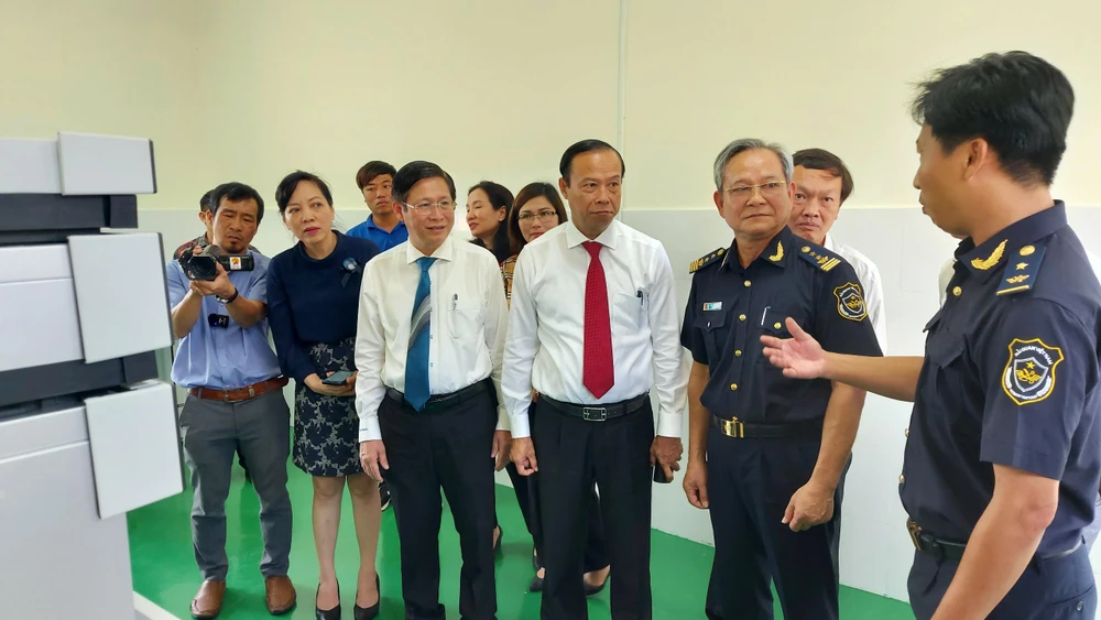 Lãnh đạo Chi cục Kiểm định Hải quan khu vực cảng Cái Mép-Thị Vải giới thiệu quy trình vận hành, kiểm tra với lãnh đạo tỉnh Bà Rịa-Vũng Tàu. Ảnh: HS