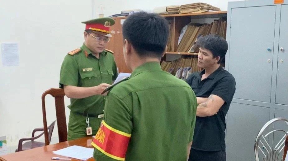 Cơ quan CSĐT đọc lệnh tạm giữ hình sự với Trung. Ảnh: ĐT Cơ quan CSĐT đọc lệnh tạm giữ hình sự với Trung. Ảnh: ĐT