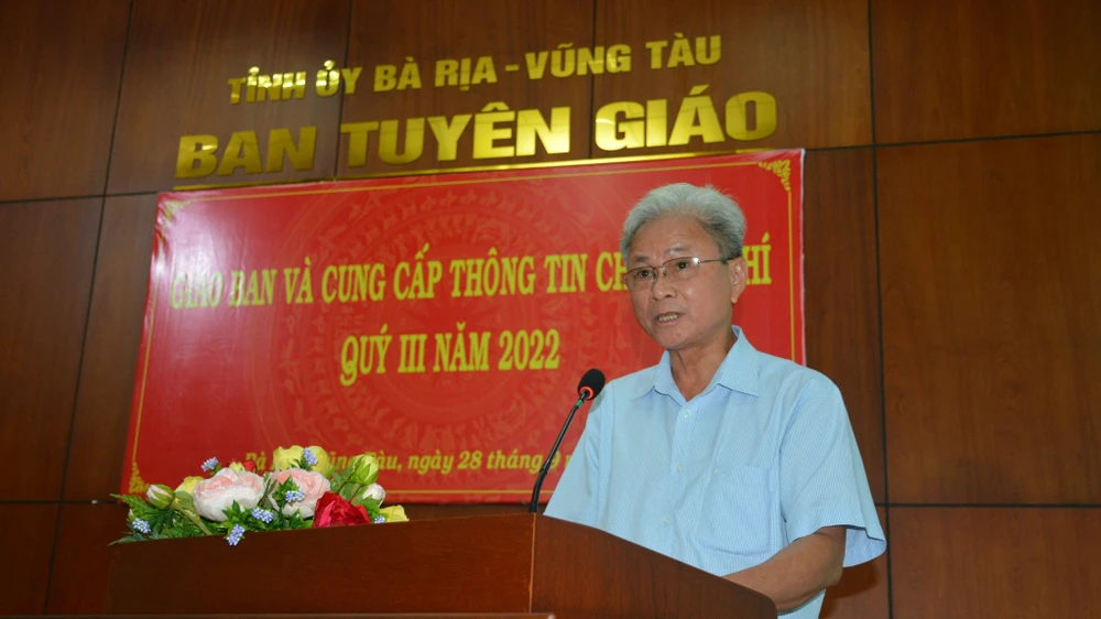 Ông Nguyễn Thanh Huấn, phó chủ nhiệm UBKT Tỉnh ủy thông tin tại hội nghị-Ảnh:Duy Long