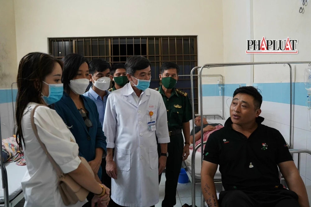 Lãnh đạo huyện Côn Đảo cùng các ngành và bác sĩ thăm hỏi, động viên một thuyền viên đã hồi phục. Ảnh: MẠNH CƯỜNG