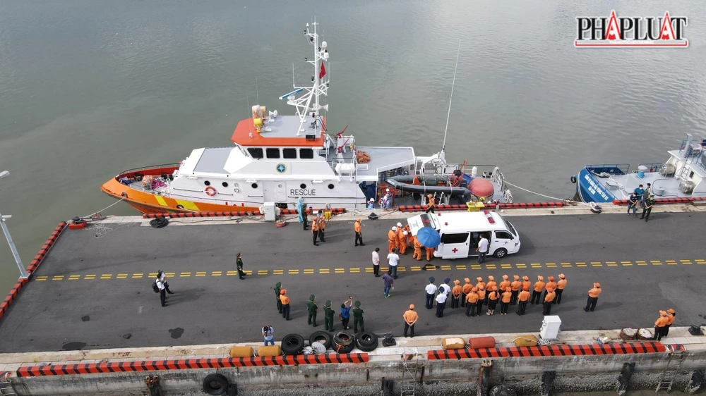 Tàu SAR 272 đưa thi thể 13 thuyền viên về cảng trung tâm Phối hợp tìm kiếm cứu nạn hàng hải KV 3 tại Vũng Tàu. Ảnh: TK