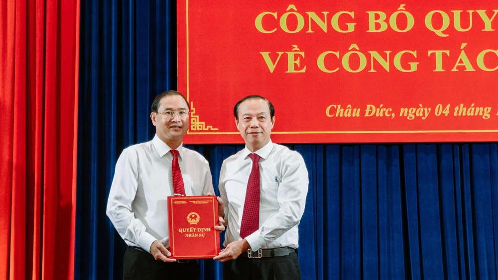 Ông Nguyễn Tấn Bản nhận quyết định từ ông Nguyễn Văn Thọ, Chủ tịch UBND tỉnh Bà Rịa-Vũng Tàu (bên phải ảnh)-Ảnh:ĐT