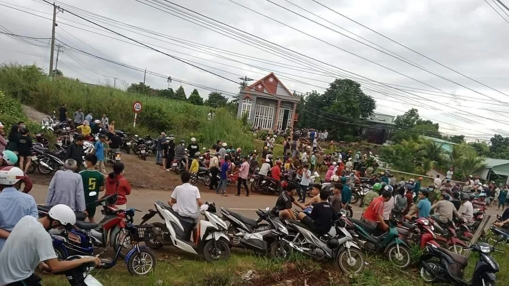 Rất đông người dân tập trung tại hiện trường sau khi vụ án nghiêm trọng xảy ra-Ảnh:MB