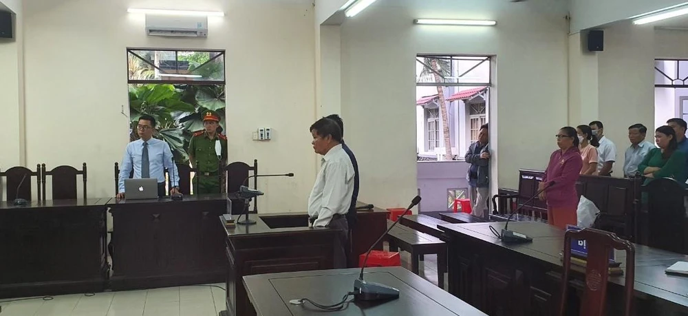 Hai bị cáo chờ nghe tuyên án. Ảnh: TK