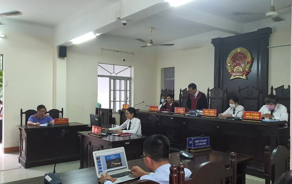 Chủ tọa tuyên án chiều 10-10. Ảnh: TK
