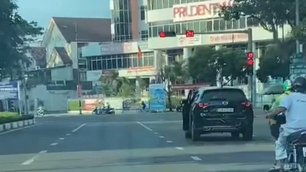 Tùng lái xe mở cửa ghế lái trên đường Nguyễn Thái Học, ngang qua công an TP.Vũng Tàu-Ảnh:Clip