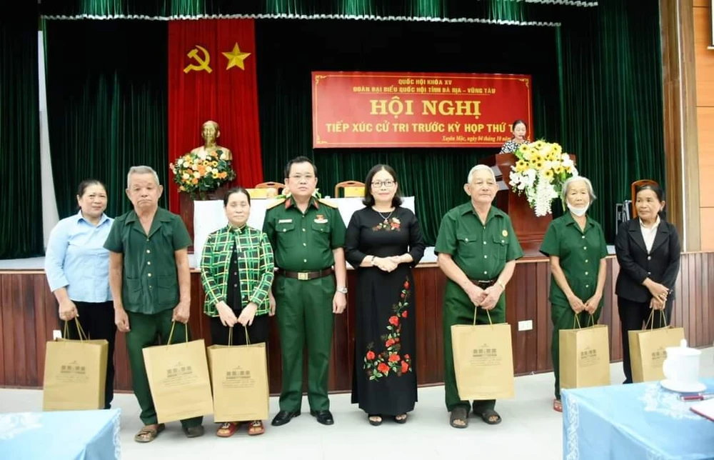 Đại tá Nguyễn Tâm Hùng cùng bà Nguyễn Thị Yến, trưởng đoàn ĐBQH tỉnh tặng quà cử tri nhân dịp hội nghị tiếp xúc cử tri trước Kỳ họp thứ 4, Quốc hội khóa XV. Ảnh: NT