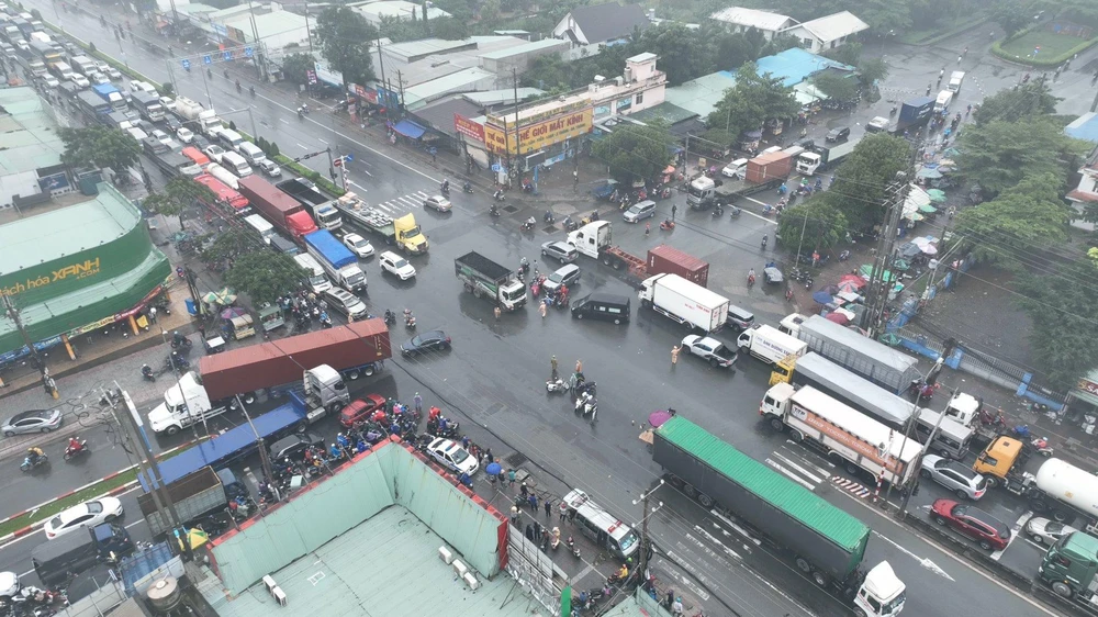 Giao thông khu vực tắc nghẽn vì vụ tai nạn giao thông. Ảnh:NM