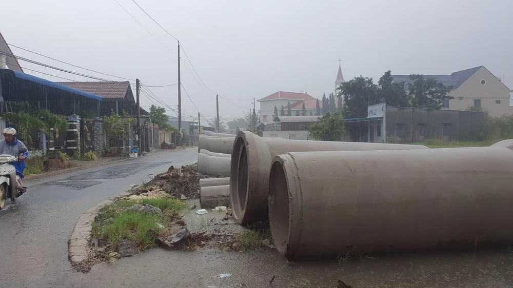 Và cho lắp ống thoát nước tại tuyến đường nông thôn bên cạnh giáo xứ Hồ Tràm...Ảnh:TK