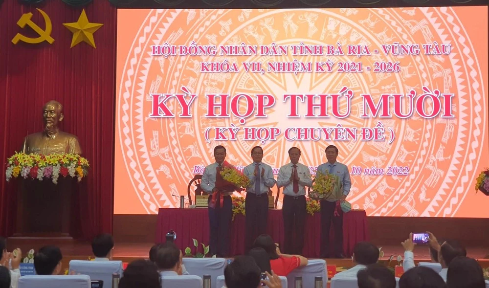 Lãnh đạo tỉnh Bà Rịa-Vũng Tàu tặng hoa chúc mừng ông Phạm Quang Nhật (bìa trái ảnh) và ông Nguyễn Công Danh. Ảnh: KL