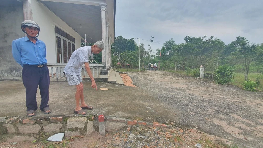 Mốc ranh dự án nằm trong sân nhà ông Đoàn Thanh Hải, khu phố Mỹ Tân, phường Mỹ Xuân. Ảnh: TK Mốc ranh dự án nằm trong sân nhà ông Đoàn Thanh Hải, khu phố Mỹ Tân, phường Mỹ Xuân. Ảnh: TK