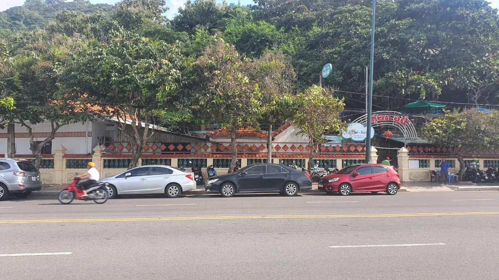 Các quán cà phê trong di tích Bạch Dinh, Vũng Tàu vẫn đang kinh doanh (Ảnh chụp ngày 5-11-2022): TK