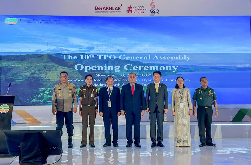 Bà Nguyễn Thị Thu Hương, Phó Chủ tịch UBND TP Vũng Tàu chụp hình cùng Ban Thư ký của TPO. Ảnh: TH