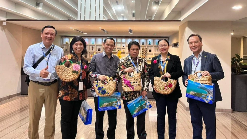 Đoàn TP Vũng Tàu trao đổi, tặng sản phẩm làm từ cây lục bình của xã Long Sơn, giới thiệu về Vũng Tàu đến các đại biểu tại chương trình kết nối du lịch tối 9-11 trong khuôn khổ TPO lần thứ 10. Ảnh:TH