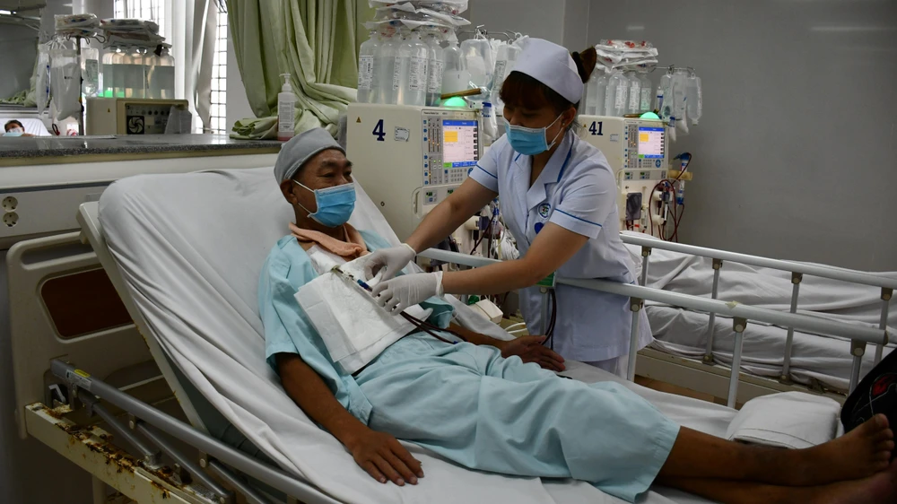 Bệnh nhân suy thận chạy máy lọc máu nhân tạo tại bệnh viện Bà Rịa. Ảnh: HH