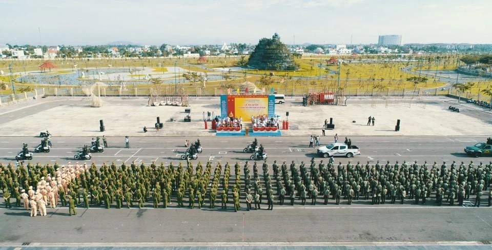 Các đơn vị diễu hành tại Lễ ra quân. Ảnh: Huy Na