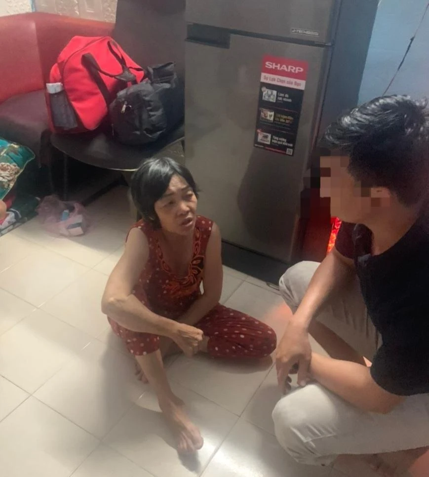 Đối tượng Lương Muội tại phòng trọ khi bị các trinh sát bắt giữ đêm 3-11. Ảnh: CA