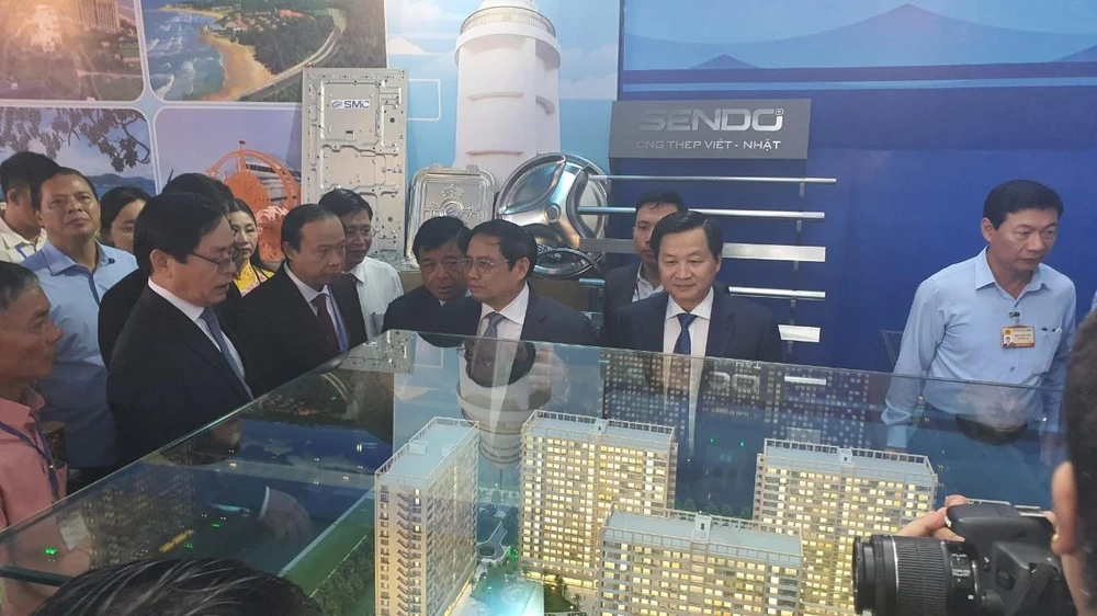 Thủ tướng, phó Thủ tướng Chính phủ tham quan mô hình nhà ở xã hội của DN thực hiện tại gian hàng tỉnh Bà Rịa-Vũng Tàu. Ảnh: TK