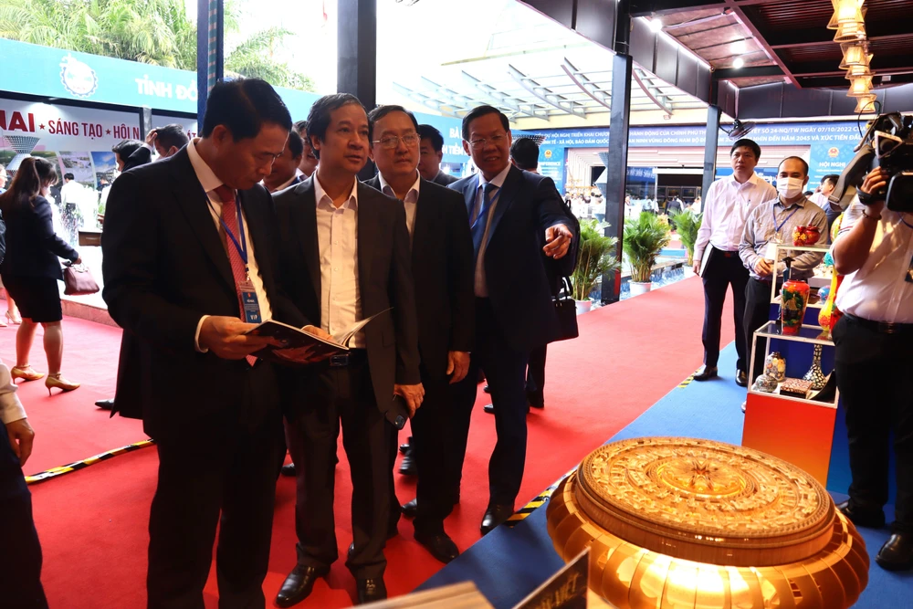 Chủ tịch TP.HCM Phan Văn Mãi giới thiệu với các đại biểu trong đó có Bộ trưởng Bộ GD&amp;ĐT Nguyễn Kim Sơn sản phẩm thủ công mỹ nghệ làm bằng tăm tre tại gian hàng của TP.HCM