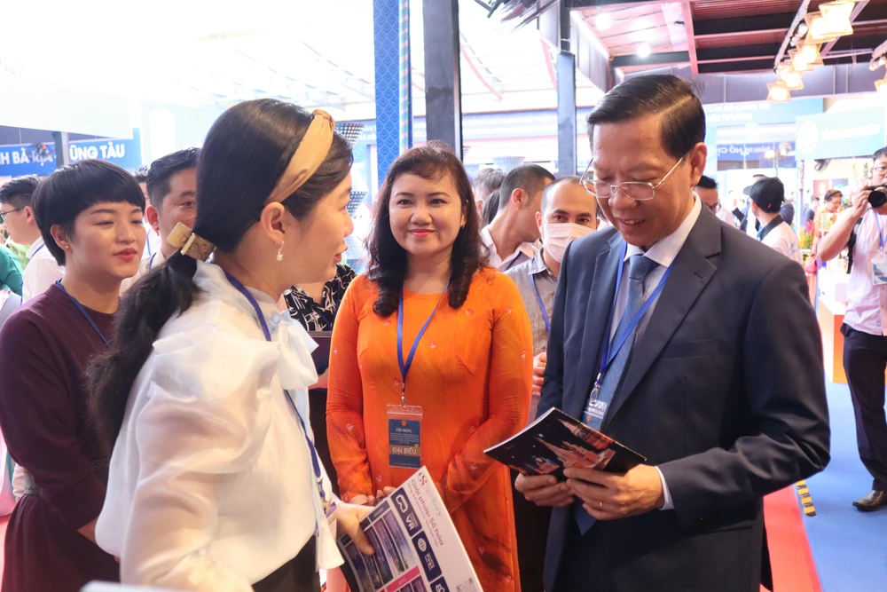 Ông Phan Văn Mãi, chủ tịch UBND TP.HCM tham quan, nghe giới thiệu về sản phẩm thông minh tại gian hàng của TP.HCM. Ảnh: TK
