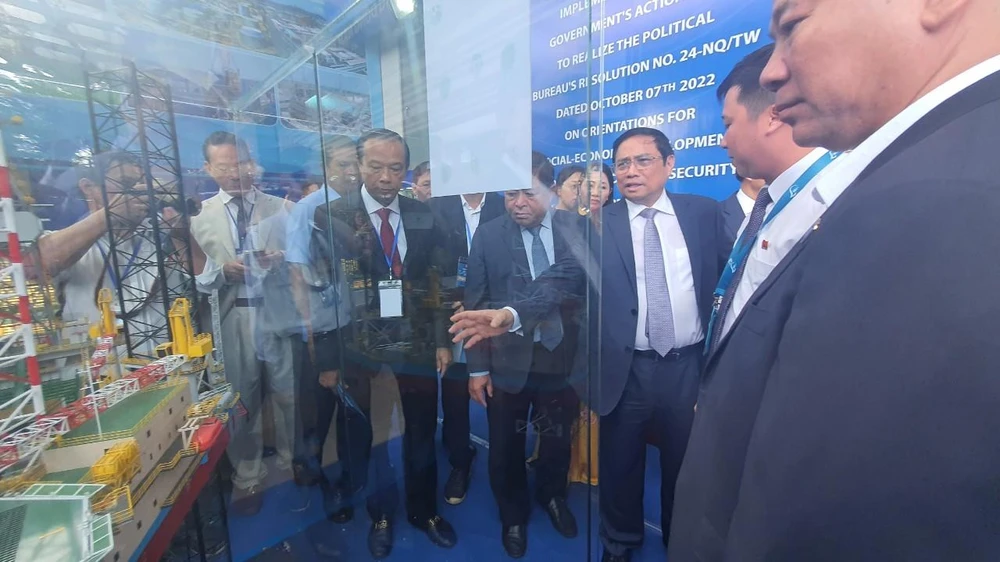 Thủ tướng Chính phủ cùng các đại biểu tham quan mô hình nhà giàn. Ảnh: TK