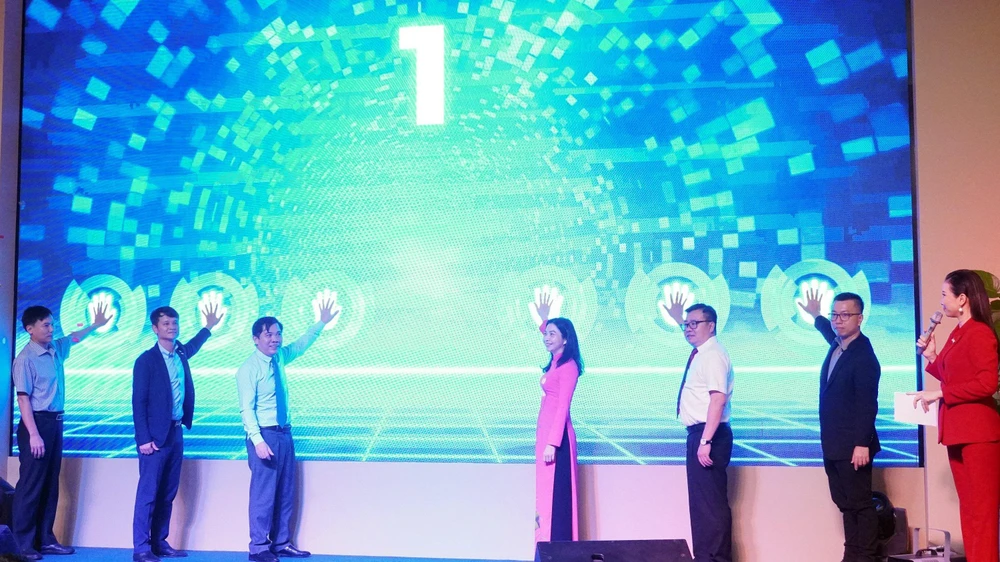 Các đại biểu cùng nhấn nút tượng trưng khai mạc Hội chợ du lịch trực tuyến Bà Rịa-Vũng Tàu năm 2022. Ảnh:VQ