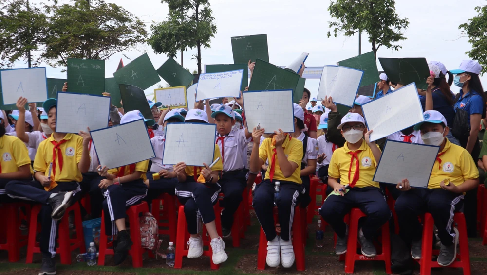 Các bạn học sinh tham gia chương trình Rung Chuông Vàng tìm hiểu về biển đảo, bảo vệ môi trường biển. Ảnh: TK