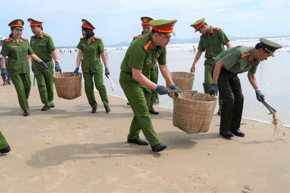 Các đơn vị công an cùng tham gia nhặt rác tại Bãi Sau. Ảnh: ĐT