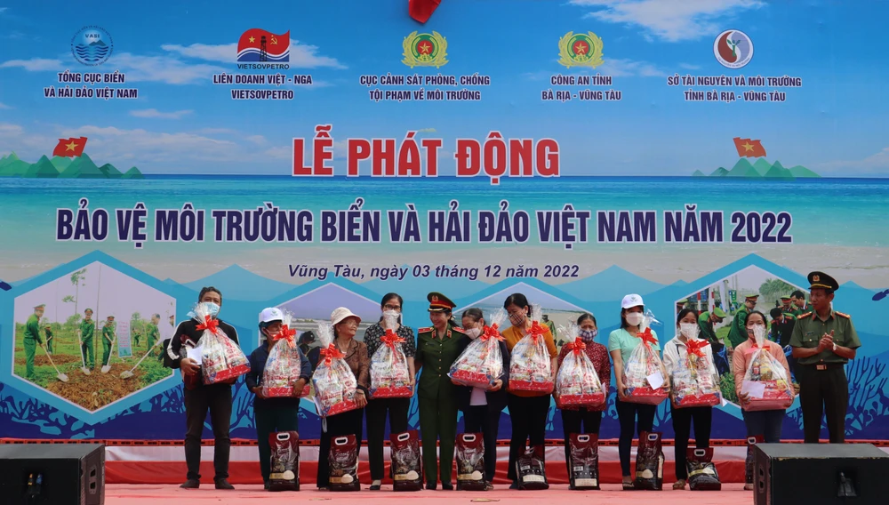 Lãnh đạo Cục Cảnh sát PCTT về Môi trường và công an tỉnh Bà Rịa-Vũng Tàu tặng quà các gia đình, học sinh có hoàn cảnh khó khăn trên địa bàn TP Vũng Tàu. Ảnh: TK