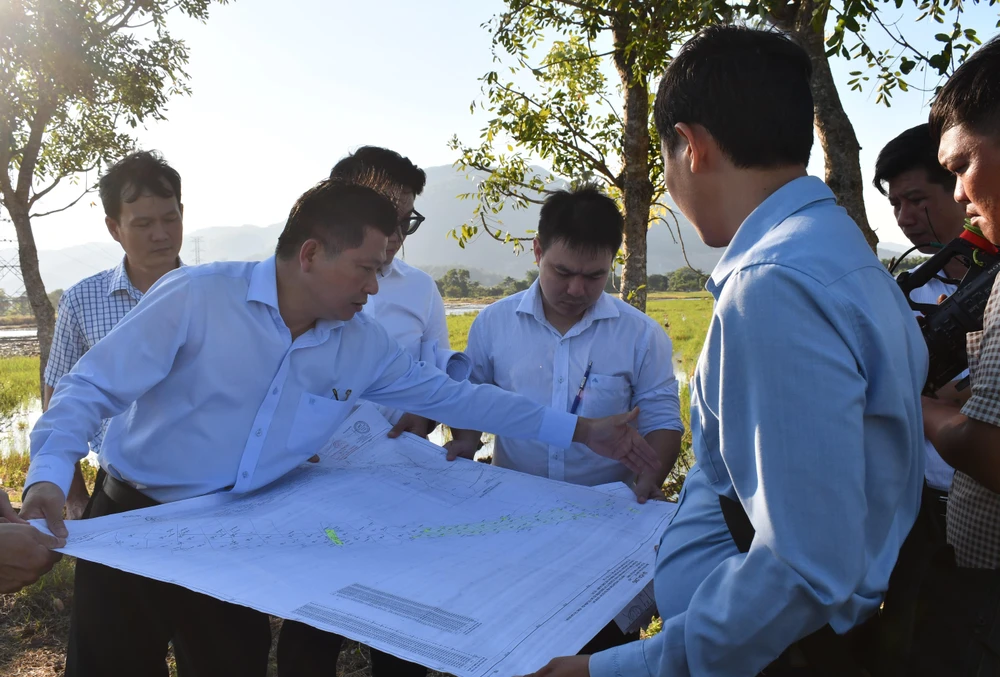 Ngân sách bố trí 500 tỷ trong năm 2023 để bồi thường, GPMB dự án cao tốc Biên Hòa-Vũng Tàu ngay khi đủ điều kiện. (Ảnh kiểm tra dự án đoạn qua TP Bà Rịa): TH