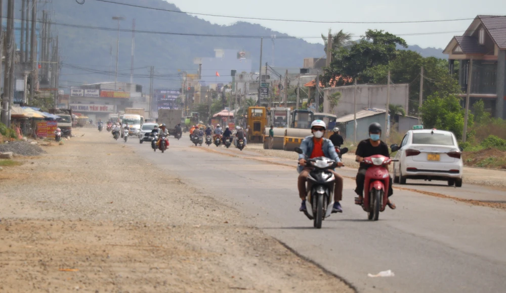 Việc tăng chi đầu tư phát triển nhằm triển khai các dự án hạ tầng giao thông kết nối. (Ảnh đường ven biển ĐT 994 đoạn qua huyện Long Điền đang thi công): TK