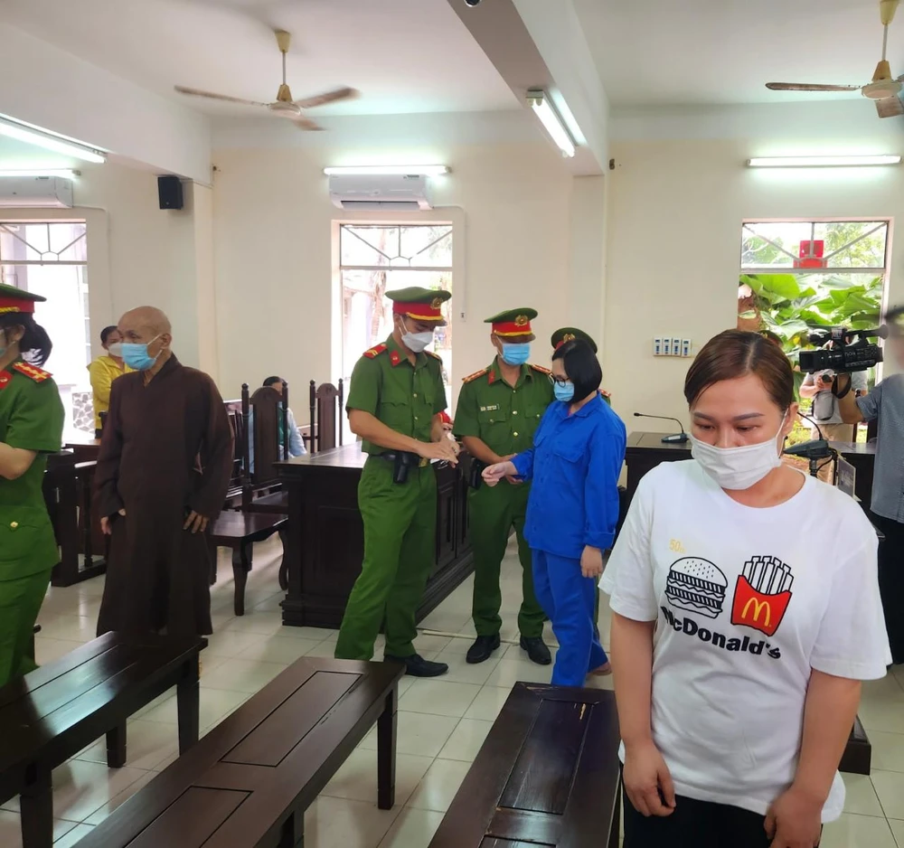 Bị cáo Thư rời phiên tòa. Ảnh:TK