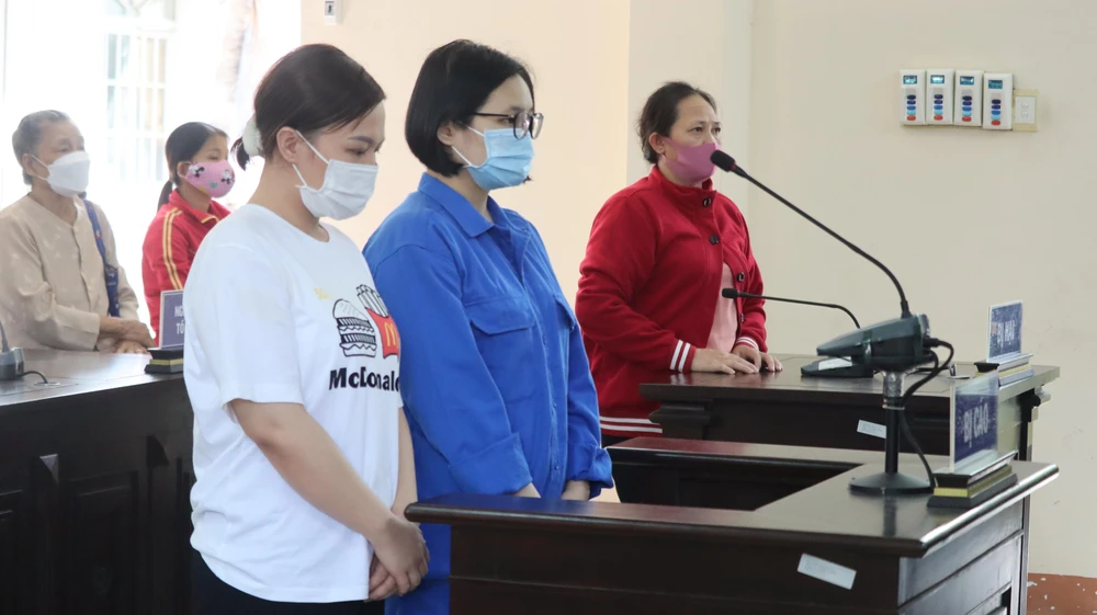 Hai bị cáo Linh (áo xanh), Thư nghe HĐXX tuyên án chiều 15-12. Ảnh:TK