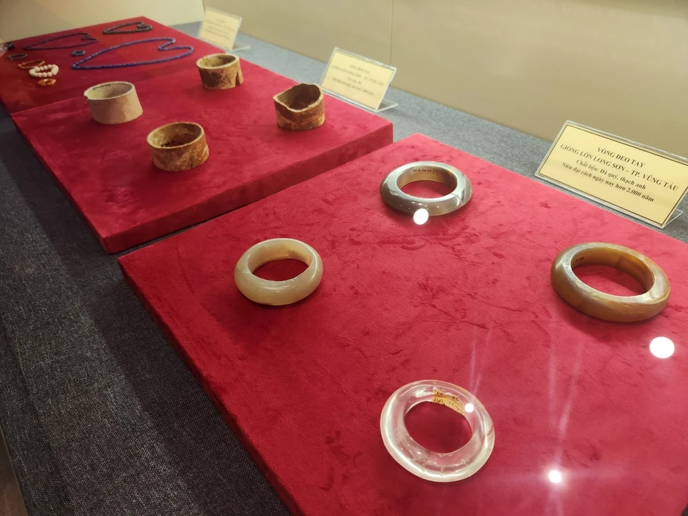 Vòng tay bằng đá quý, thạch anh có niên đại hơn 2.000 năm tuổi tìm thấy tại Long Sơn, TP Vũng Tàu. Ảnh: TK