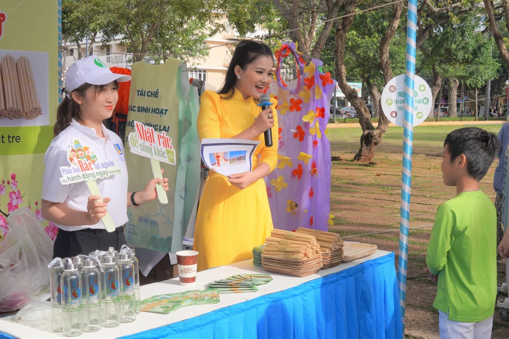 Các bạn nhỏ tham gia trả lời các câu hỏi về quản lý, phân loại rác thải tại nguồn. Ảnh: ĐT