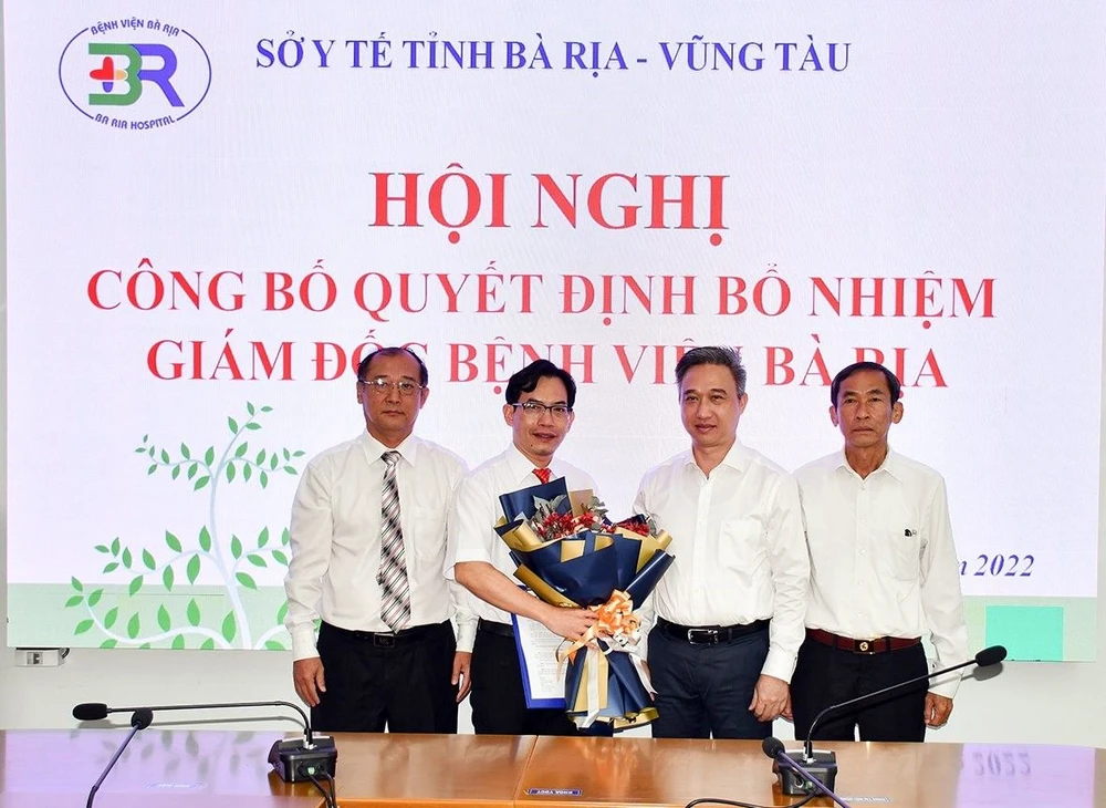 Ông Dương Thanh nhận hoa chúc mừng từ lãnh đạo tỉnh, Sở Y tế, Nội vụ Bà Rịa-Vũng Tàu. Ảnh: TH