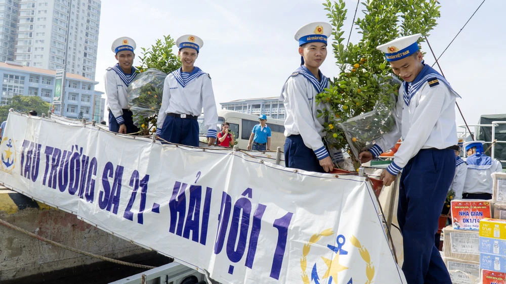 Các chậu quất cảnh được chuyển xuống tàu. Ảnh:TM