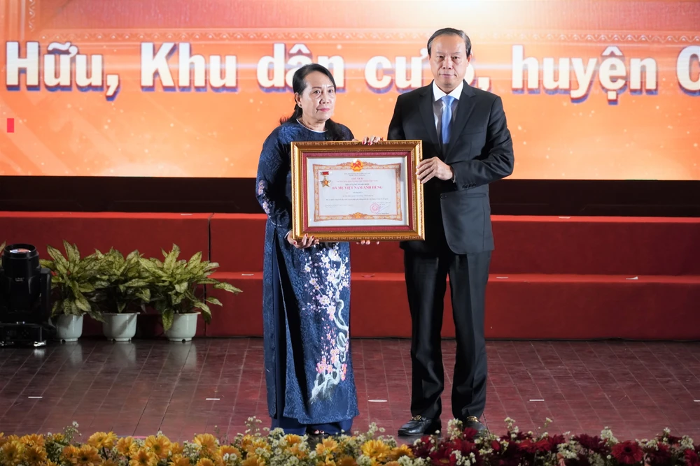 Đại diện gia đình Mẹ Võ Thị Hữu nhận danh hiệu truy tặng. Ảnh: ĐT Đại diện gia đình Mẹ Võ Thị Hữu nhận danh hiệu truy tặng. Ảnh: ĐT