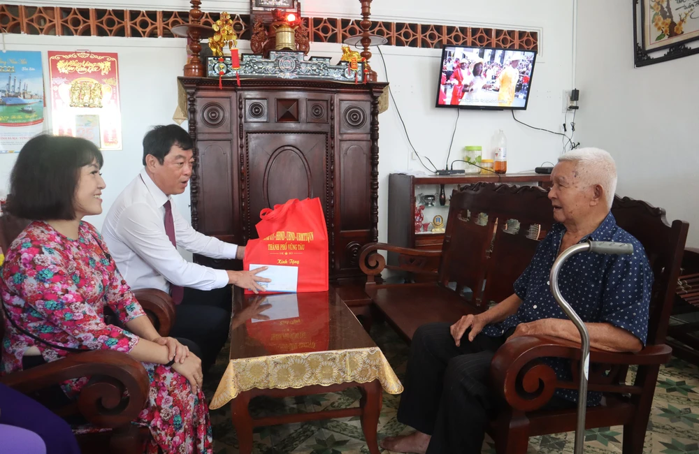 Thăm hỏi, chăm lo các gia đình chính sách dịp Tết là hoạt động được Bà Rịa-Vũng Tàu chú trọng. Ảnh:TH